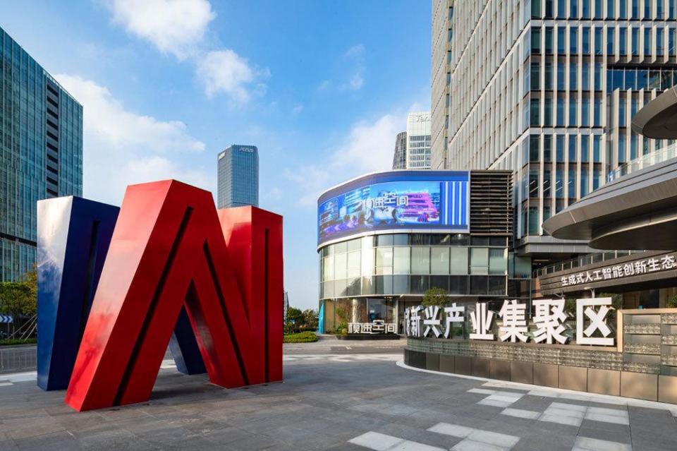 两会申聚焦｜AI热潮之下，“魔都”之所以为“模都”