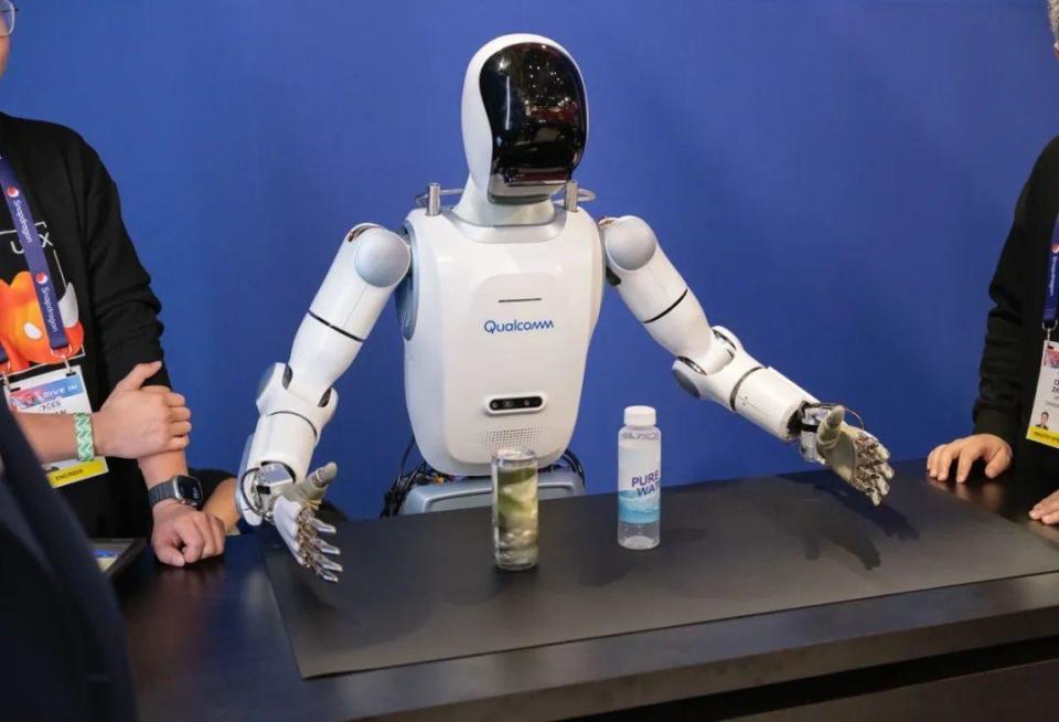 每年 CES 都在产生共识，今年的共识是「端侧 AI」