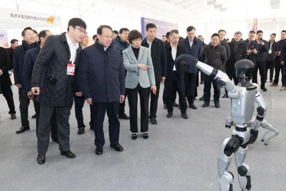 两会申聚焦｜AI热潮之下，“魔都”之所以为“模都”