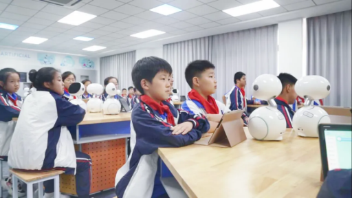 两会定调“人工智能+”扩规模,中国企业如何跑出AI落地加速度?