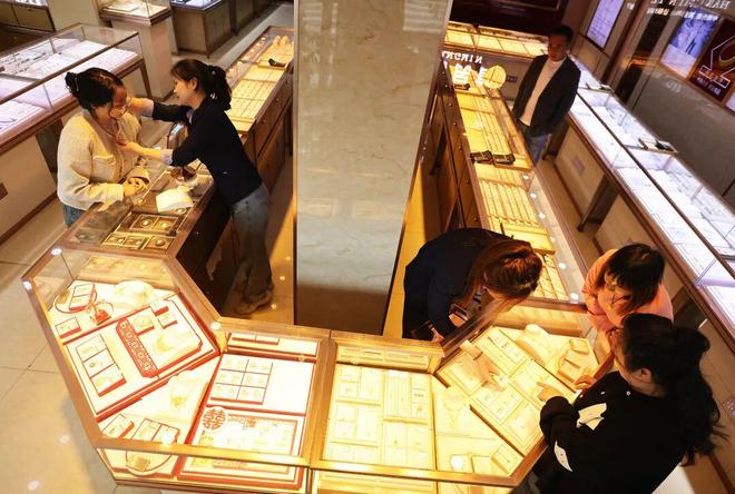 金价大涨,多家银行与上金所紧急提示,比特币走势引关注 金价大涨,多家银行与上金所紧急提示,比特币走势引关注