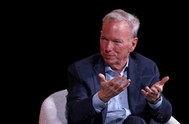 员工不够努力导致落后OpenAI？谷歌前CEO道歉，网友直指管理层才是关键问题-Ai设计师学院