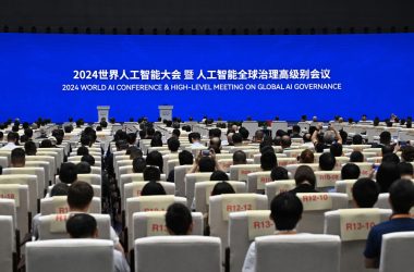 人工智能大会深度解析|基础模型无应用价值?AI自主发展是否构成人类威胁?-Ai设计师学院